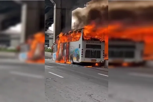 Ônibus pegando fogo