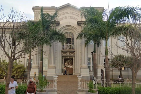 Imagem colorida de fachada da Santa Casa de Araraquara, no interior de São Paulo. Metrópoles