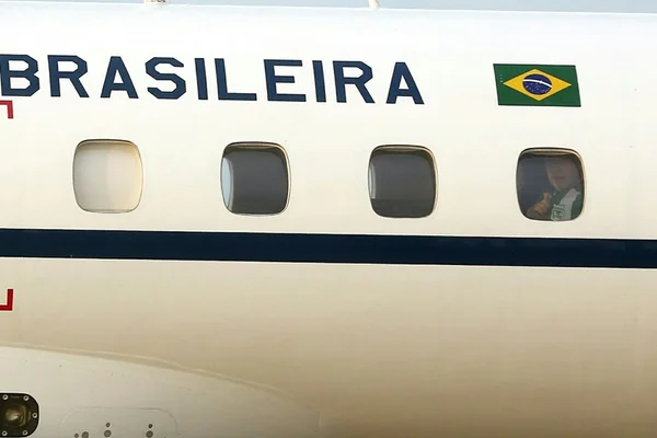Avião com sobreviventes da tragédia da Chapecoense faz pouso no DF