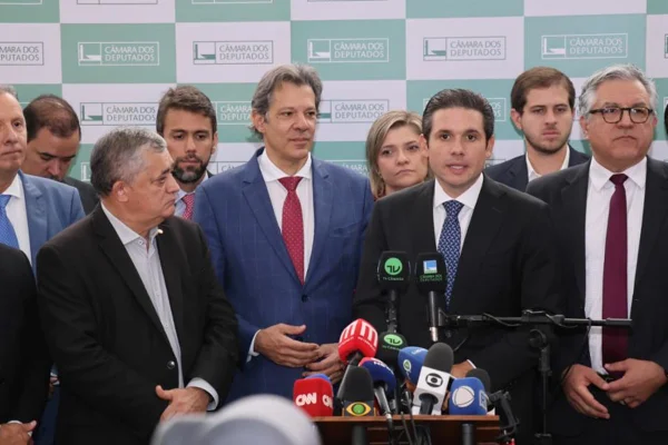 Foto colorida do presidente da Câmara dos Deputados, Hugo Motta (Republicanos-PB), com o ministro da Fazenda, Fernando Haddad - Metrópoles