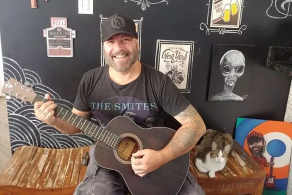 Família de Mingau, do Ultraje a Rigor, mostra evolução do baixista - Metrópoles