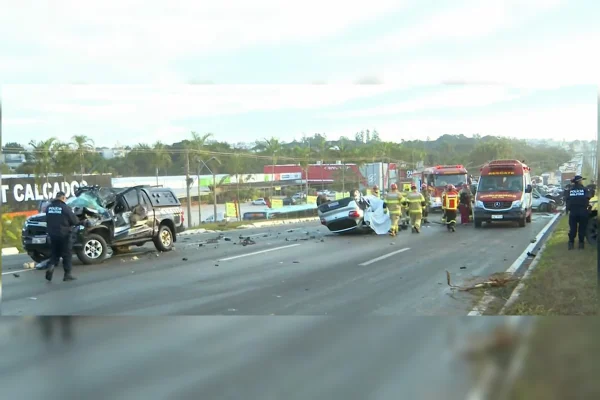 Grave acidente envolvendo 3 carros deixa 1 morto e feridos na Epia Sul