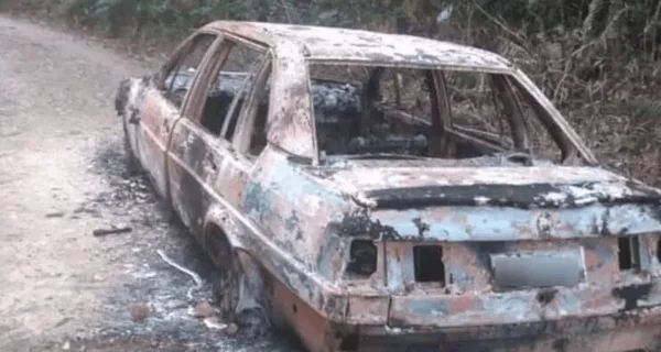 Carro estava carbonizado no meio da estrada