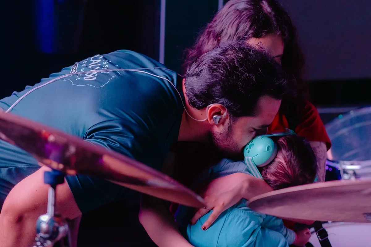 Neto Alcântara, Yasmin Mendes e Oliver são clidados em cima do palco Neto Alcântara, Yasmin Mendes e Oliver são clidados em cima do palco