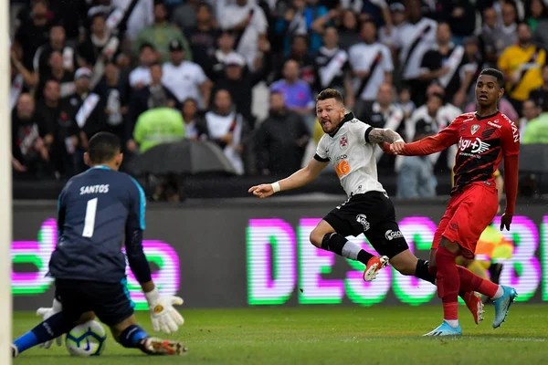 Vasco sai atrás, mas reage e empata com Athletico-PR em São Januário