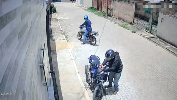 ladrão furtando moto