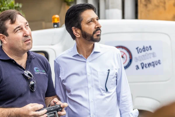 Imagem colorida mostra Ricardo Nunes, de camisa branca, olhando para o alto - Metrópoles