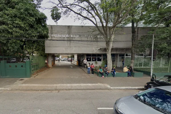 Imagem colorida da fachada do Instituto de Infectologia Emílio Ribas. Metrópoles