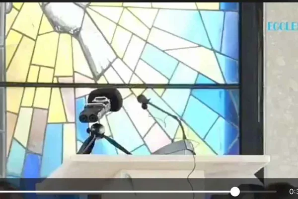 Vídeo. Padre passa mal durante missa e morre diante de fiéis - destaque galeria
