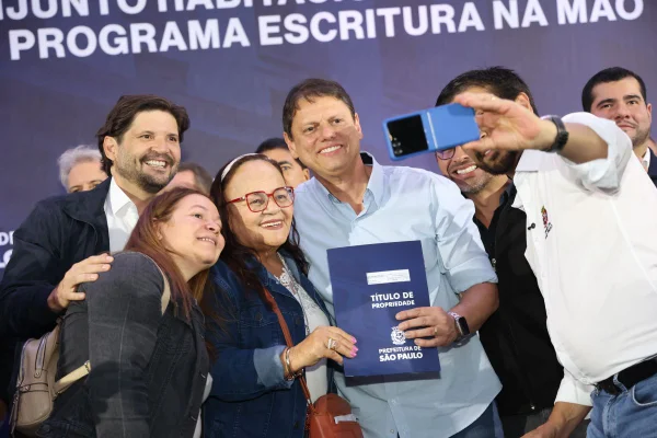 O presidente da Alesp, André do Prado (PL), acompanhando o governador Tarcísio de Freitas (Republicanos) e o prefeito Ricardo Nunes (MDB) em evento de entrega de moradias em São Paulo