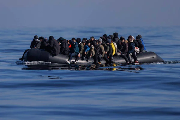 Foto colorida de mingrantes no Canal da Mancha - Metrópoles