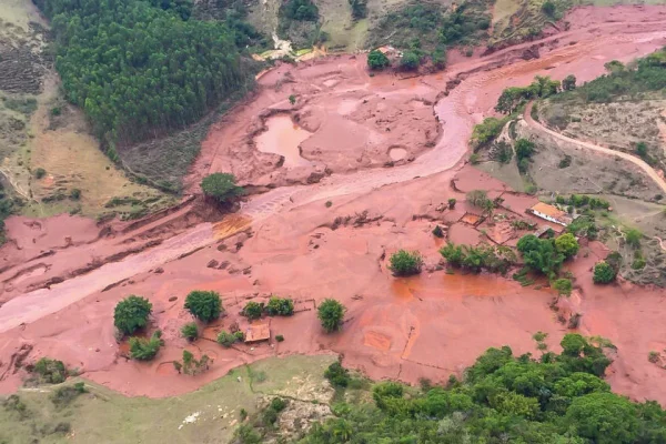 Imagem colorida de Mariana (MG) inundação