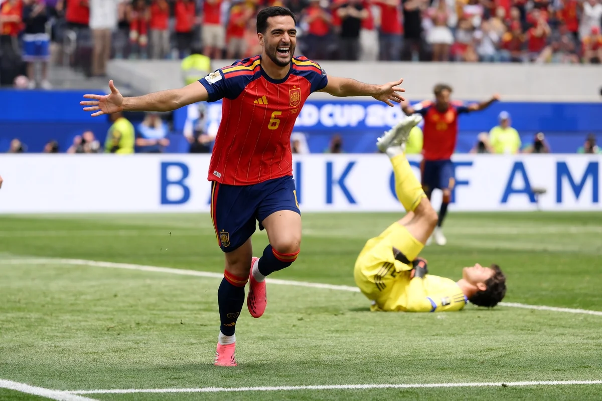 Merino comemora o gol da vitória da Espanha na Copa do Mundo Merino comemora o gol da vitória da Espanha na Copa do Mundo