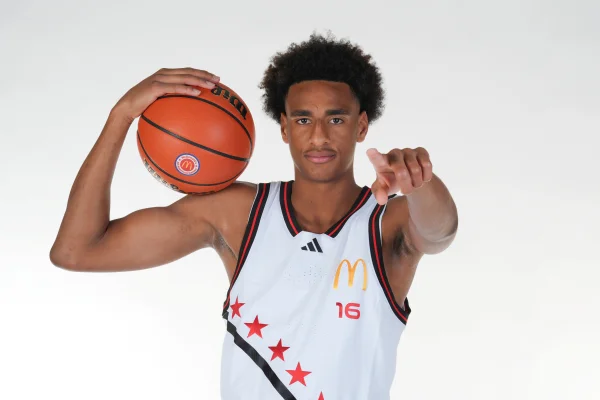 Foto colorida de fllho ex-NBA - Metrópoles