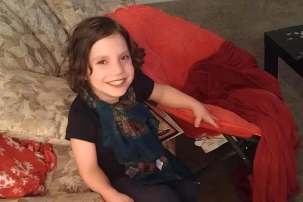 Mãe diz que filha adotiva de 6 anos é adulta sociopata e quis matá-la