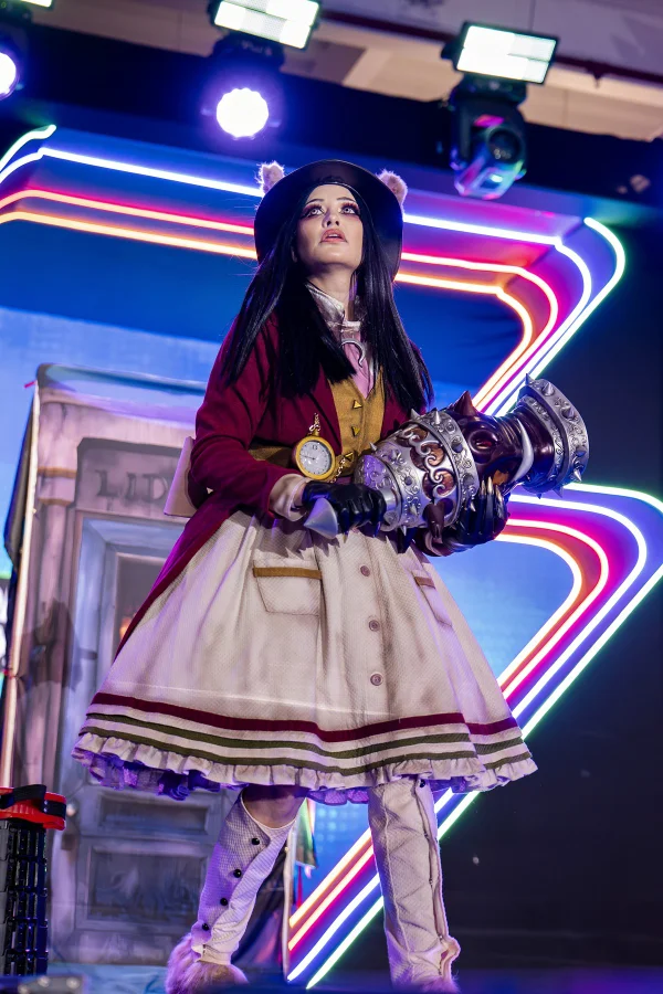 Embaixadora do Metrópoles Games vence concurso de cosplay como Alice - destaque galeria