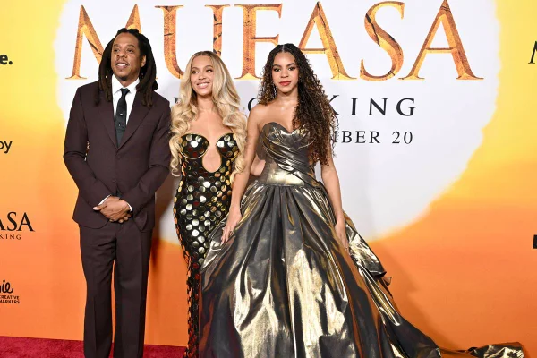 Foto colorida de Beyoncé, Jay-Z e Blue Ivy na première de Mufasa - Metrópoles