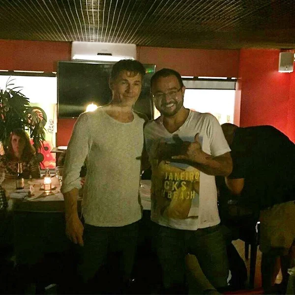 A-Ha curte jantar em bar de Dudu Camargo