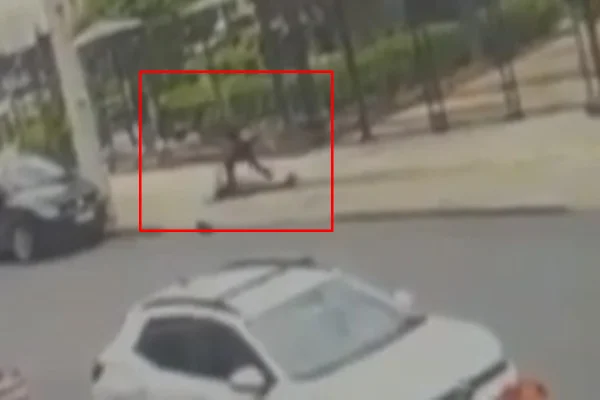 Momento em que a professora é agredida