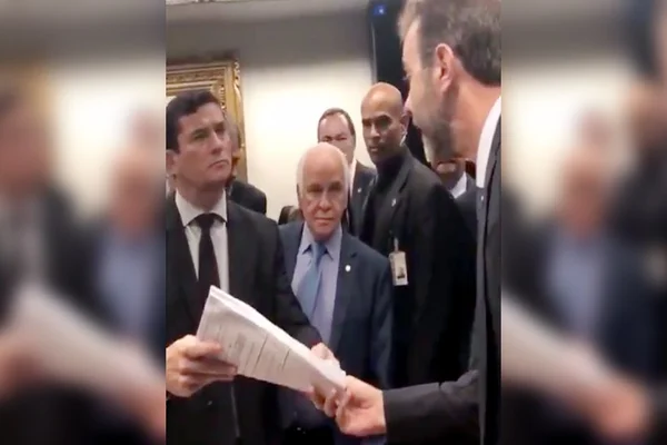Freixo entrega relatório da CPI das Milícias durante visita de Moro