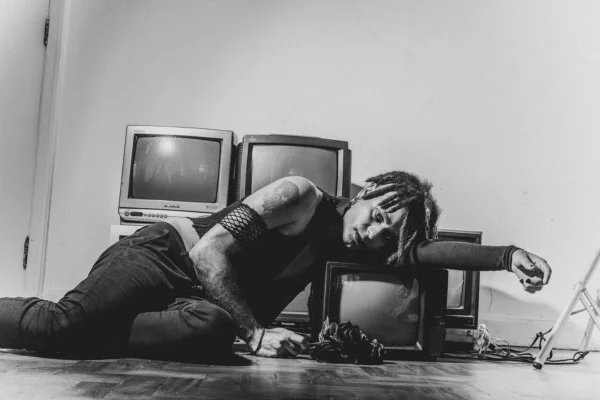 EGITOROCK, nome artístico de Mariô Onofre, lançou a música Exu É Meu Amigo, que faz parte do EP chamado VIDA LÓKI - Metrópoles