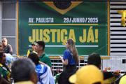 Manifestantes exibem faixas pedindo "Justiça Já" 