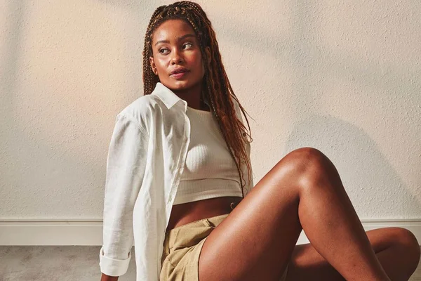 Modelo negra com roupa branca