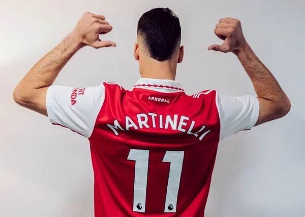 Com brasileiro de modelo, Arsenal e City lançam novas camisas