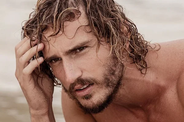 Ex-BBB Alan posa seminu em fotos picantes e sonha em ser ator