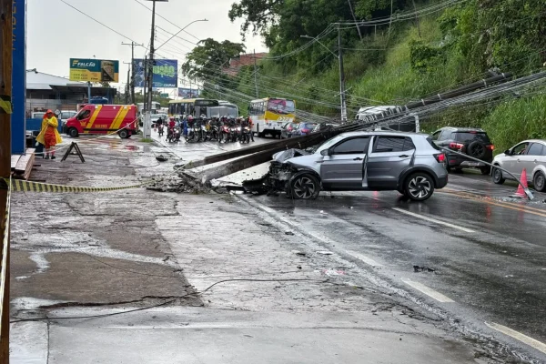 Imagem colorida, Policial penal cochila ao volante, perde controle de carro e derruba poste na Avenida Leste-Oeste- Metrópoles