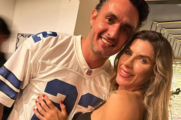 Ana Paula Minerato e Wesley Santesso posam juntos e sorridentes - Metrópoles