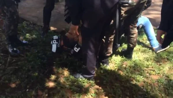 Jornalista é contido com violência ao desviar de bloqueio na Esplanada