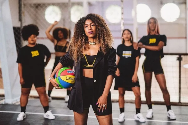 mulher com bola de basquete