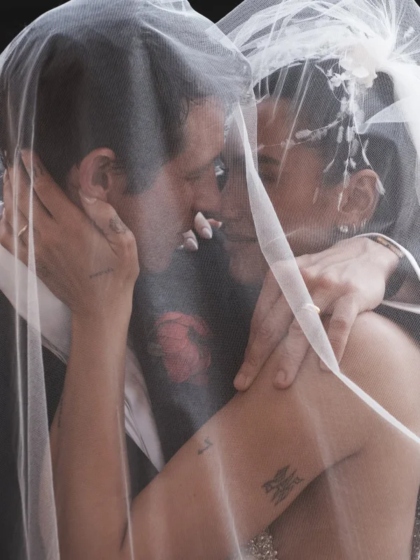 Dua Lipa revela primeiras imagens de vestido de noiva; veja detalhes - destaque galeria Dua Lipa revela primeiras imagens de vestido de noiva; veja detalhes - destaque galeria