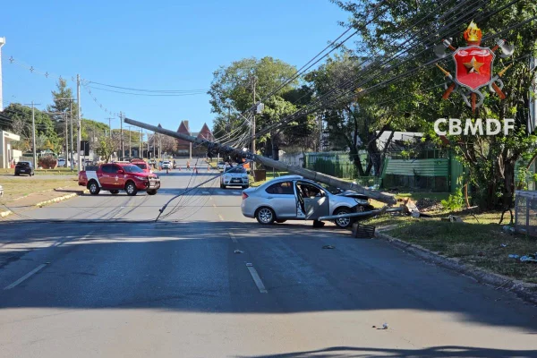 Carro e poste - Metrópoles