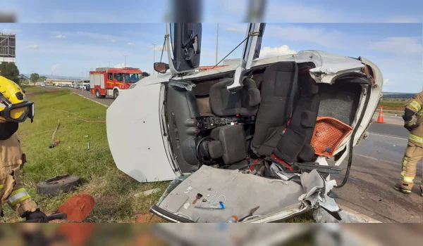 Gestante é levada ao hospital após carro capotar no DF