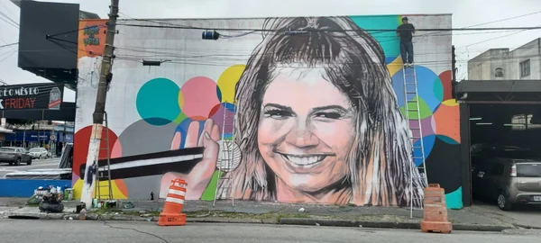 Marília Mendonça ganha painel de 23 metros em São Paulo