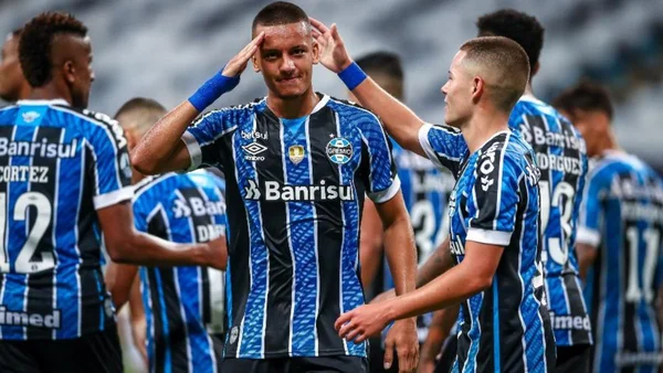 Após morte do pai, atacante do Grêmio também perde o avô para Covid-19