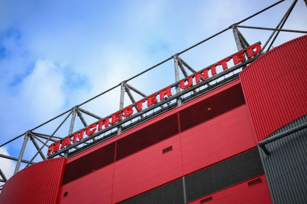 Imagem colorida de old trafoord do manchester united - Metrópoles