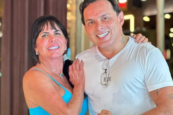 Grechen e o marido, Esdras de Souza, posam juntos e sorridentes com roupas de ginástica - Metrópoles