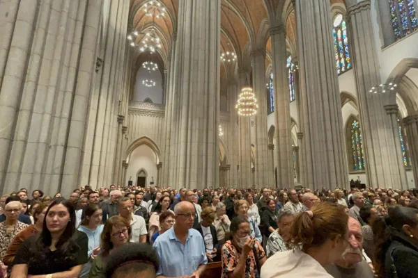 Centenas de Fiéis estiveram na Catedral da Sé para despedir do papa Francisco