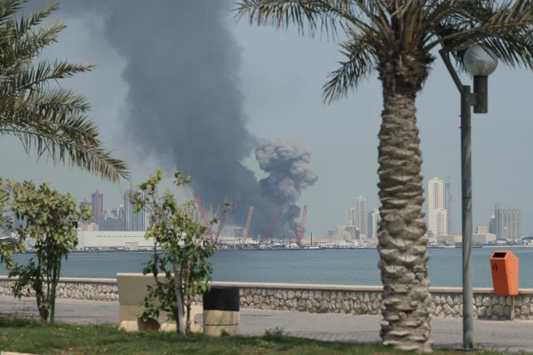 Imagem colorida mostra explosões em Manama, no Bahrein, após ataque do Irã na 5ª Frota da Marinha dos EUA - Metrópoles