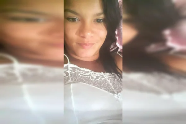 Imagem colorida de mulher com cabelo preto