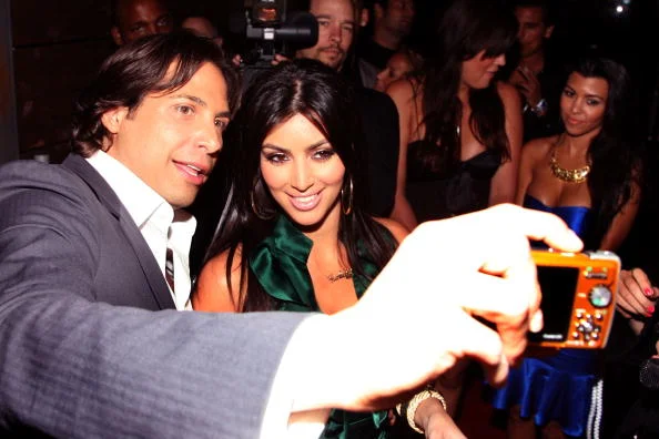 Nova biografia revela como Kim Kardashian transformou sex tape em fortuna