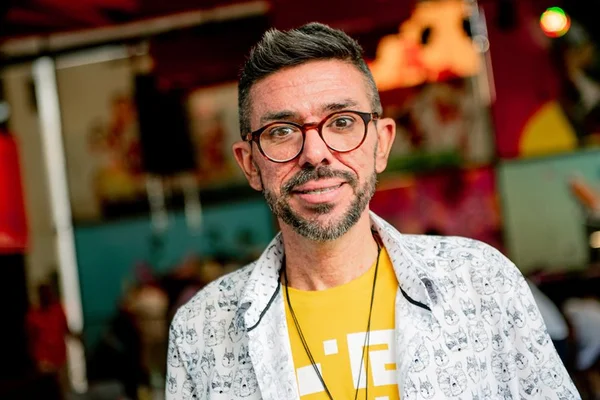 Jornalista e produtor cultural Manu Santos morre aos 41 anos