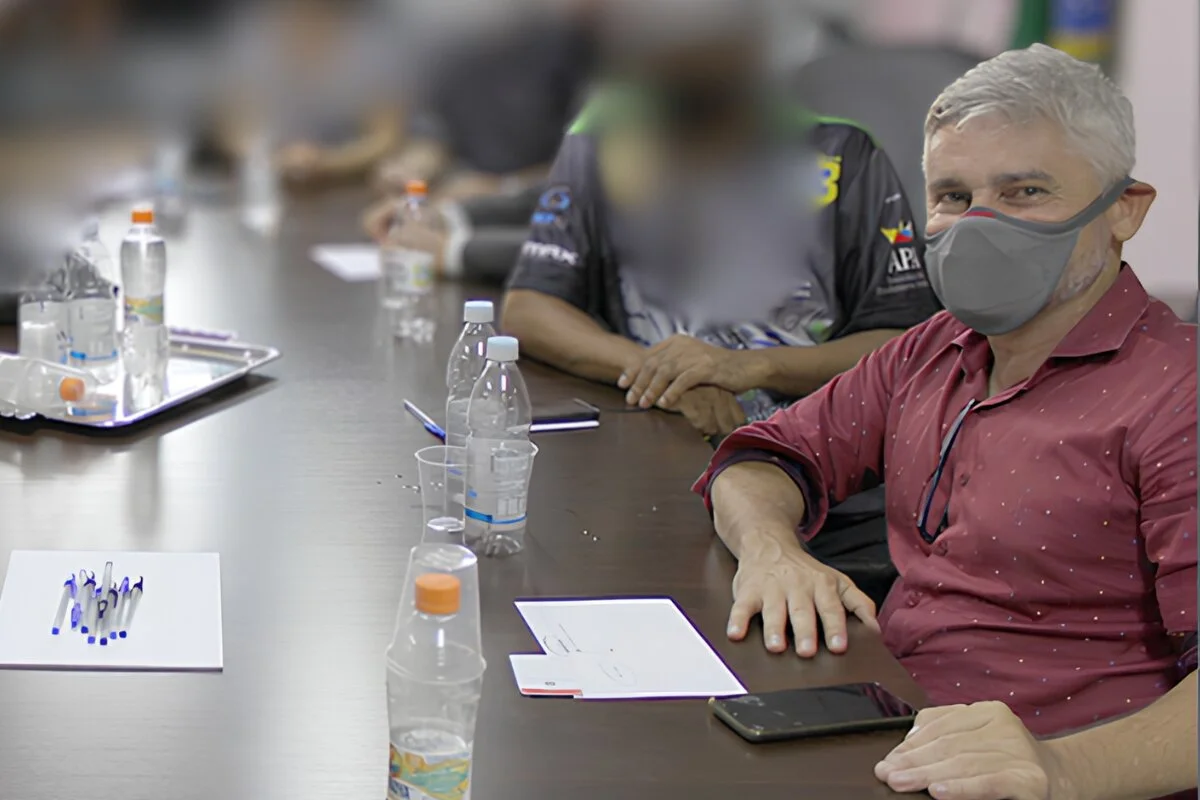 Advogado posa em foto durante reunião Advogado posa em foto durante reunião