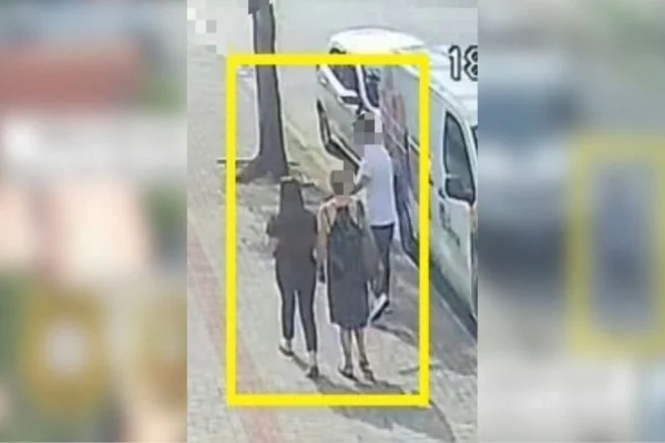 Imagem colorida, suspeito abordando idosa para aplicar o golpe do bilhete premiado- Metrópoles