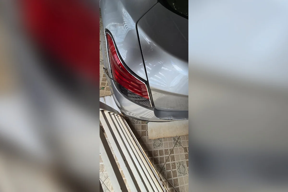 O veículo bateu no portão, o que causou grande estrago, além de danificar câmeras de segurança, o veículo que estava guardado na garagem e um hidrômetro O veículo bateu no portão, o que causou grande estrago, além de danificar câmeras de segurança, o veículo que estava guardado na garagem e um hidrômetro