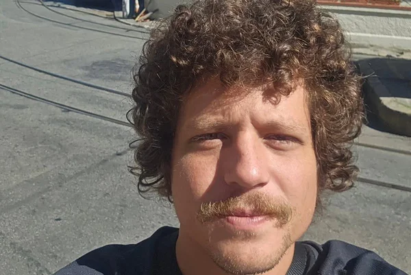 Filho de Cássia Eller posta foto em clima de romance com atriz