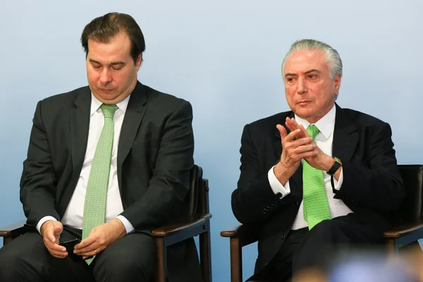 À revelia de Bolsonaro, aliados de Maia resgatam Previdência de Temer